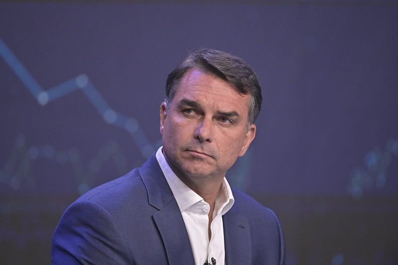 Governo articula CPMI contra Flávio Bolsonaro e Willer Tomaz com 100 assinaturas já coletadas