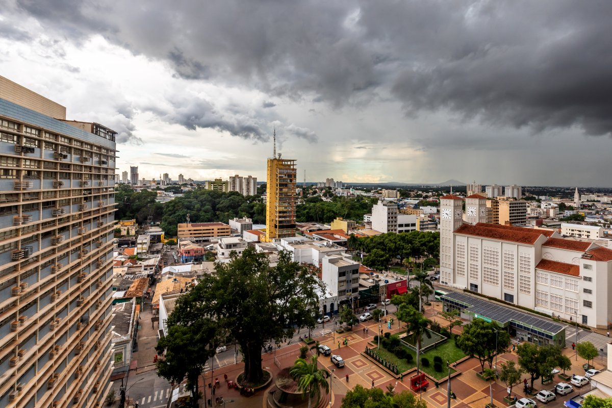Cuiabá em alerta para tempestades com chuva intensa e ventos de até 60 km/h nesta terça