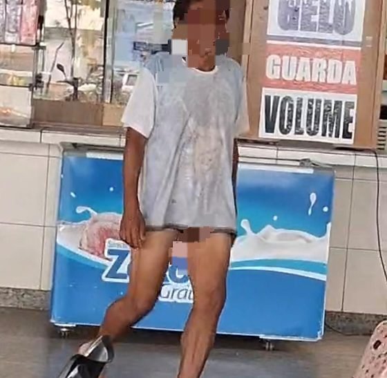 Homem indígena circula seminu em terminal rodoviário de Canarana no Mato Grosso