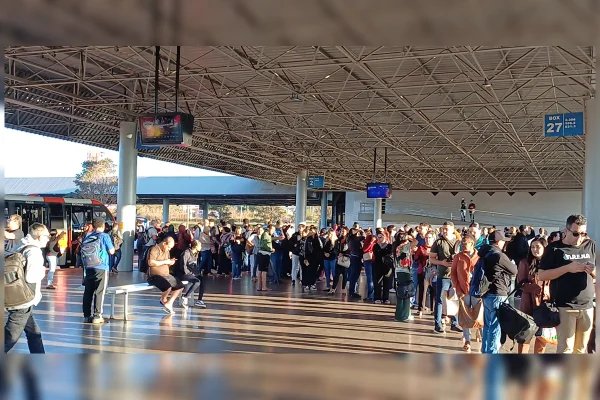 Descarrilamento do Metrô-DF provoca caos nas estações e longas filas