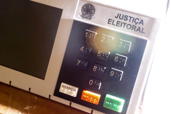 Funcionários do TRE preparam urnas eletrônicas para o dia das eleições de 202012