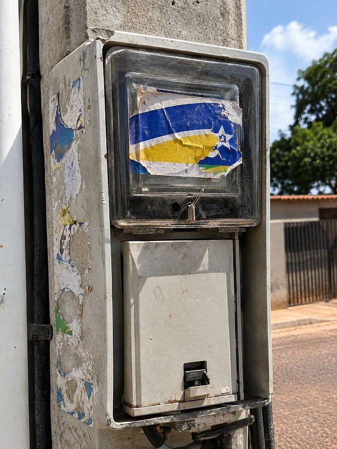 Adesivos e Santinhos Colados no Medidor Podem Prejudicar a Leitura Correta do Consumo de Energia