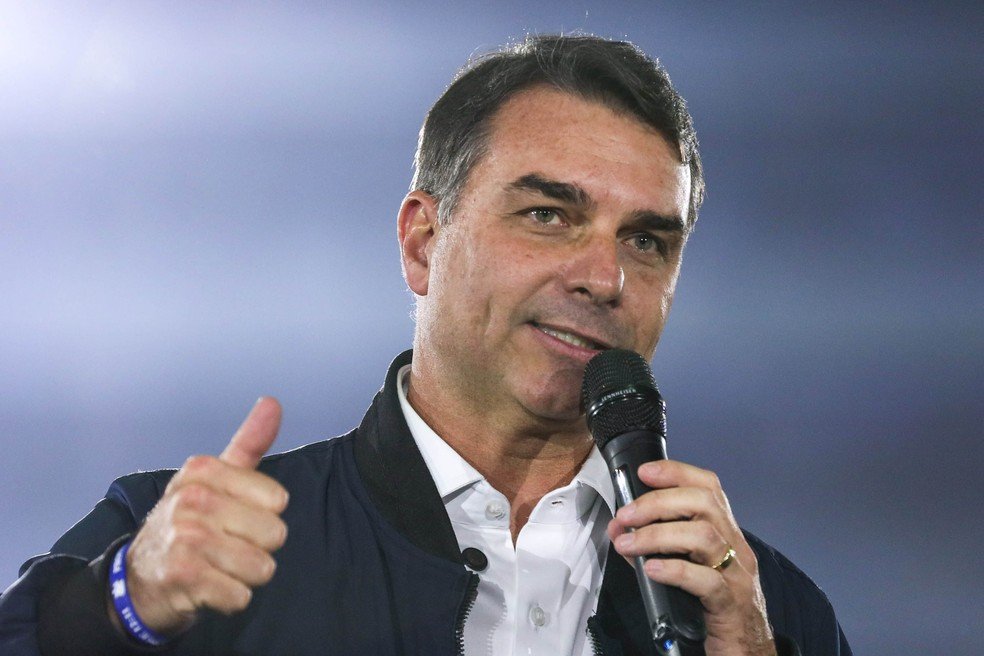 Flávio Bolsonaro será entrevistado pela TV Globo nesta sexta-feira; confira horário e como acompanhar