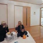 Com mesa improvisada de papelão, Yudi Tamashiro celebra nova vida no Japão Com mesa improvisada de papelão, Yudi Tamashiro celebra nova vida no Japão