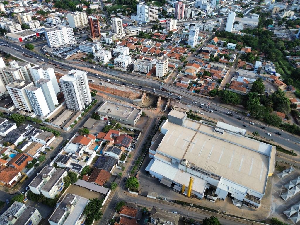Novo viaduto da Miguel Sutil ganha forma e avança para lançamento de vigas