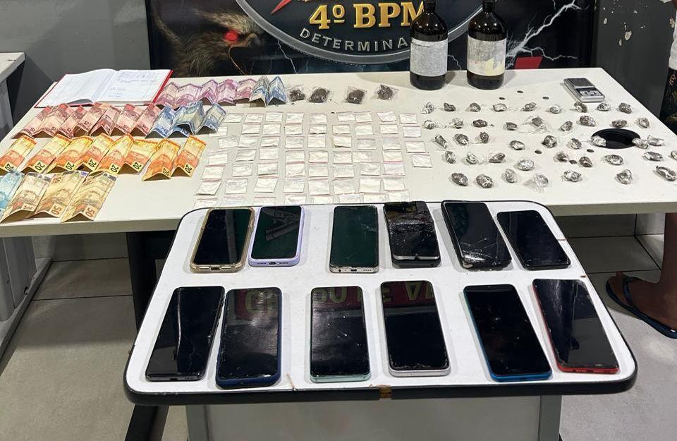 Operação da PM apreende mais de 400 porções de drogas e leva nove à delegacia
