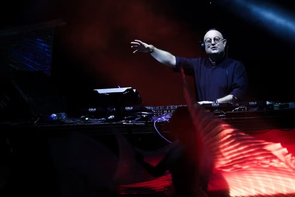 Padre DJ faz 'rave católica' em homenagem ao papa Francisco em Buenos Aires