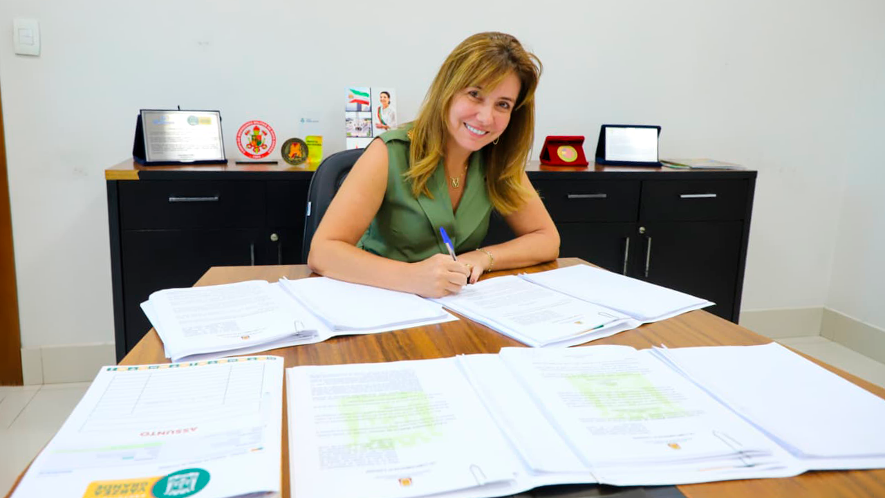 Prefeita Flávia Moretti sanciona PCCS e garante reajuste de até 50% a servidores em Várzea Grande