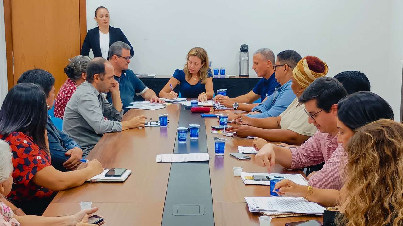 Prefeita sanciona lei e garante recomposição de 6,27% aos servidores da Educação de VG