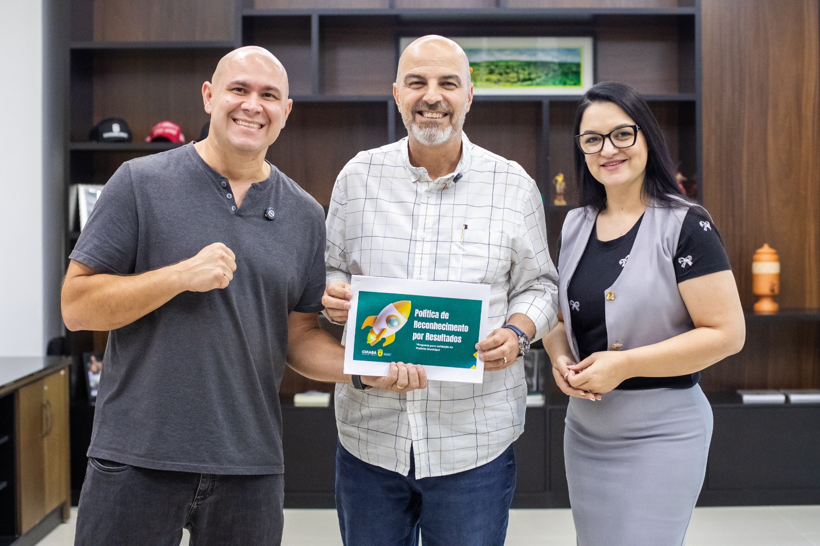 Prefeito anuncia prêmios de R$ 10 mil e bônus salarial aos professores e técnicos em Cuiabá