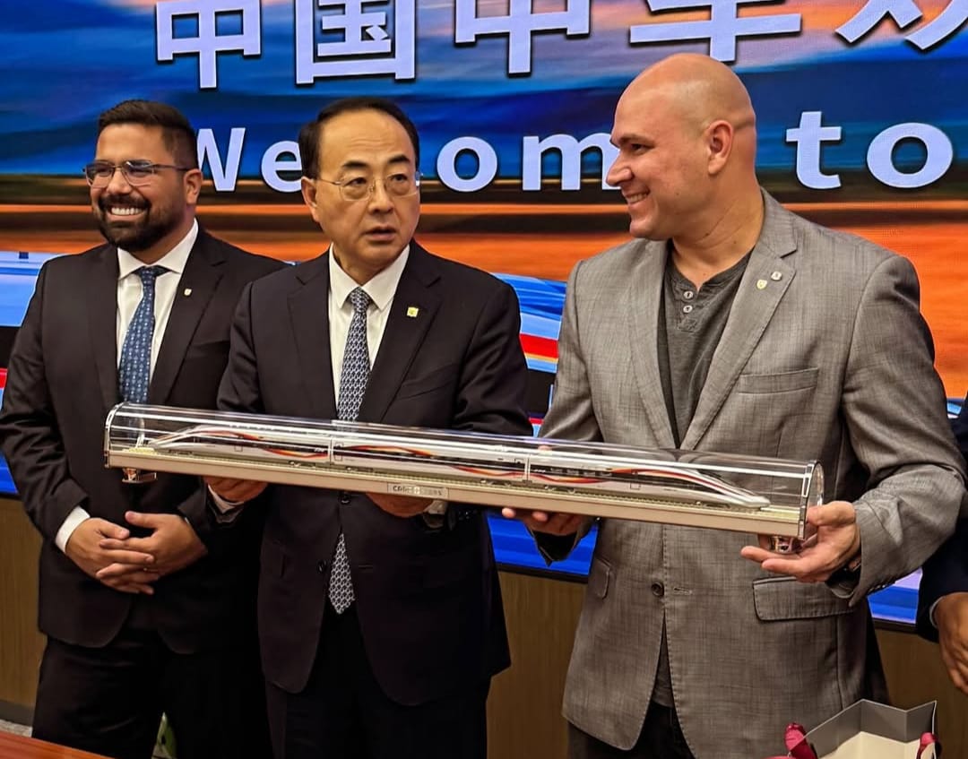 Prefeito apresenta projeto de mobilidade à maior fabricante de trens do mundo