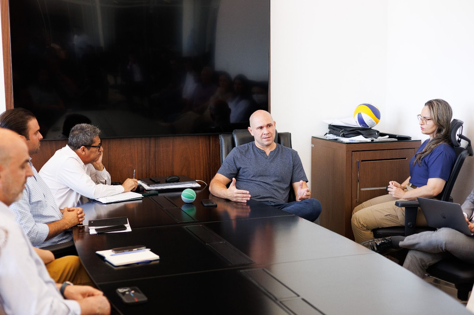 Prefeito de Cuiabá reúne secretariado antes de missão internacional*