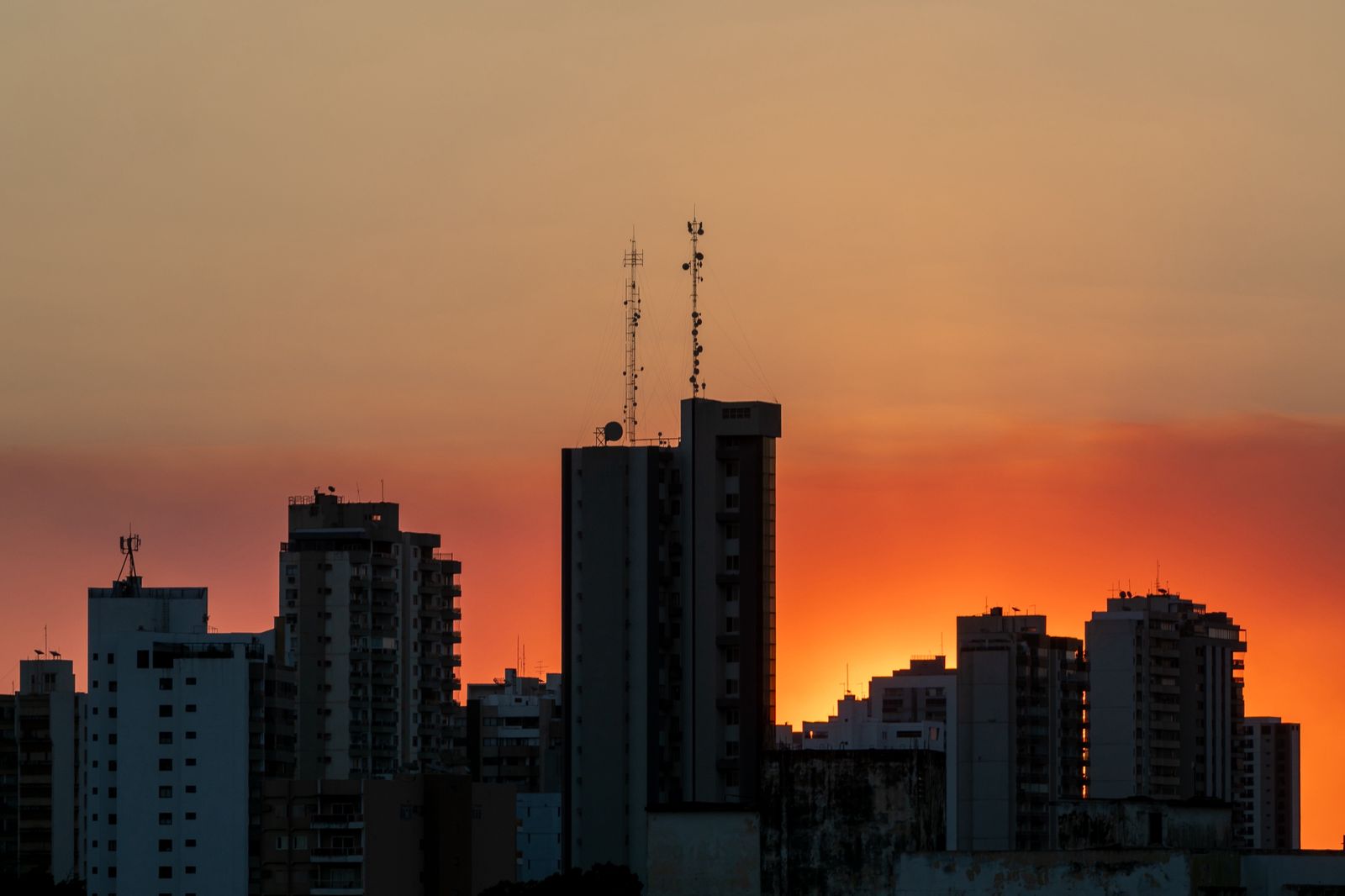 Prefeitura de Cuiabá muda rotina de agentes de saúde devido ao calor extremo