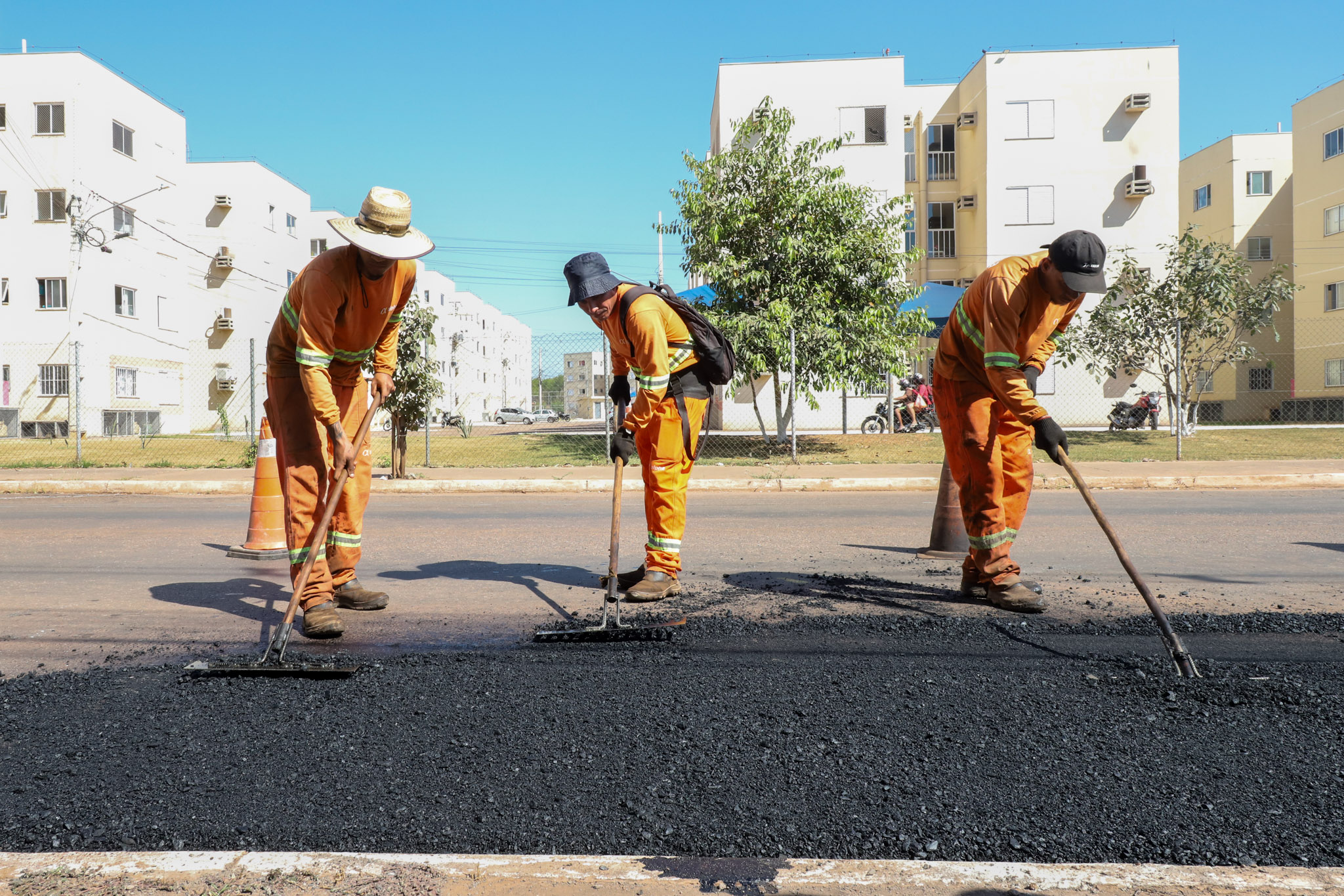 Prefeitura de Várzea Grande executa manutenção viária em nove pontos do município nesta quarta-feira (12.08)