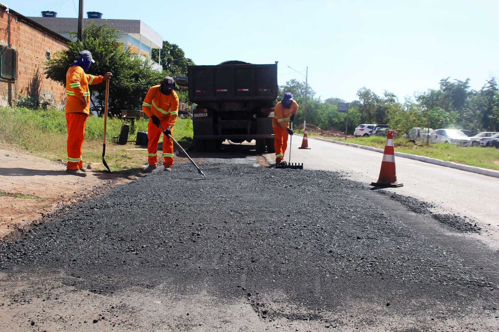 Prefeitura de Várzea Grande intensifica operação tapa-buracos em bairros