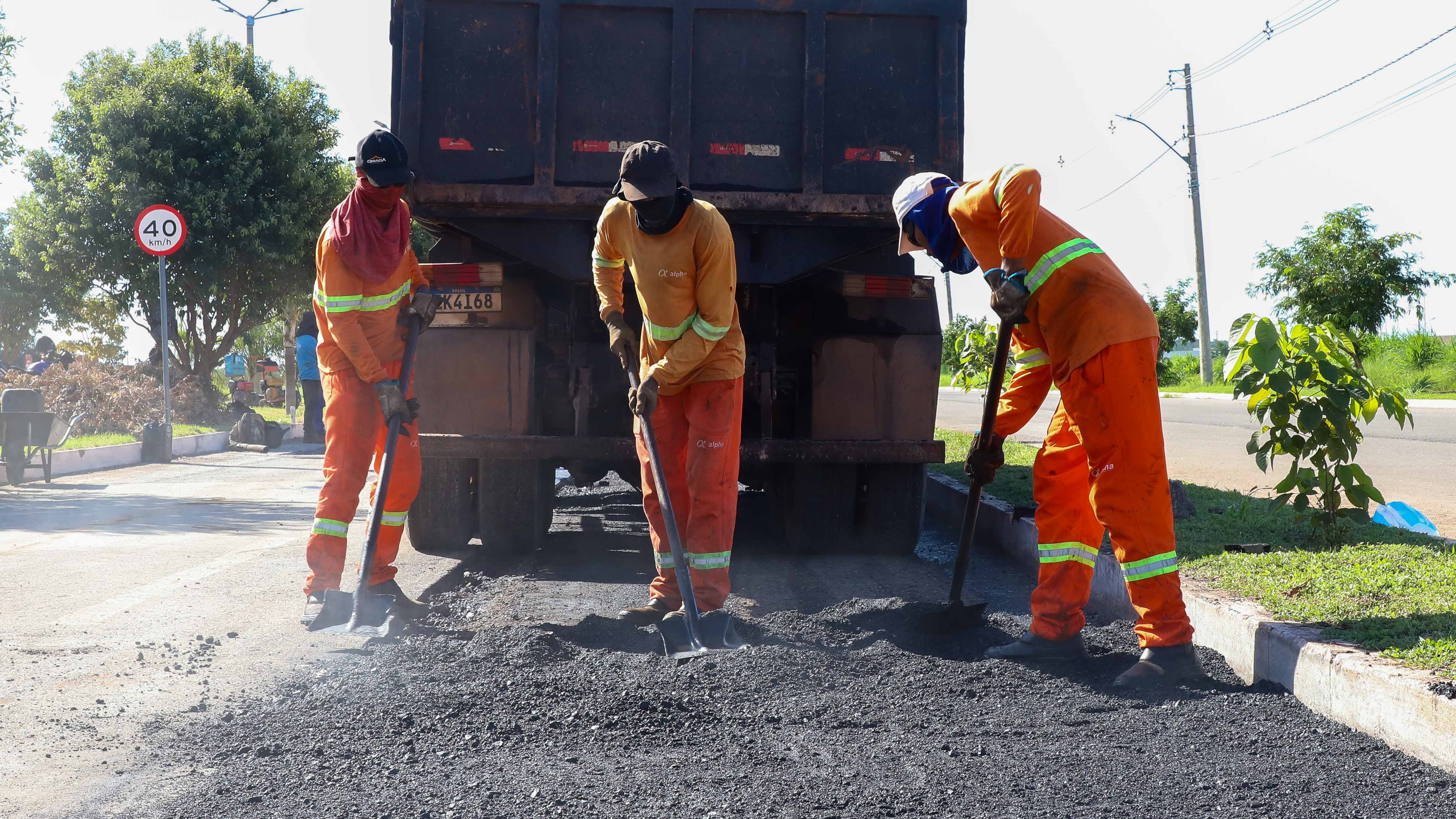 Prefeitura de Várzea Grande realiza tapa-buracos no bairro São Simão