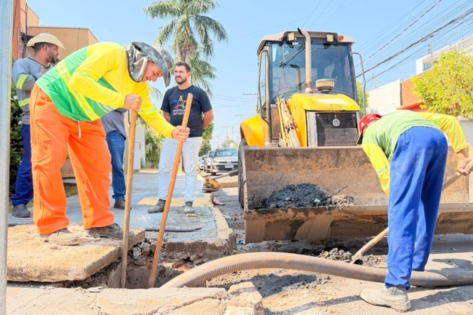 Prefeitura realiza limpeza de bocas de lobo e desobstrui rede de drenagem na Rua Comandante Costa