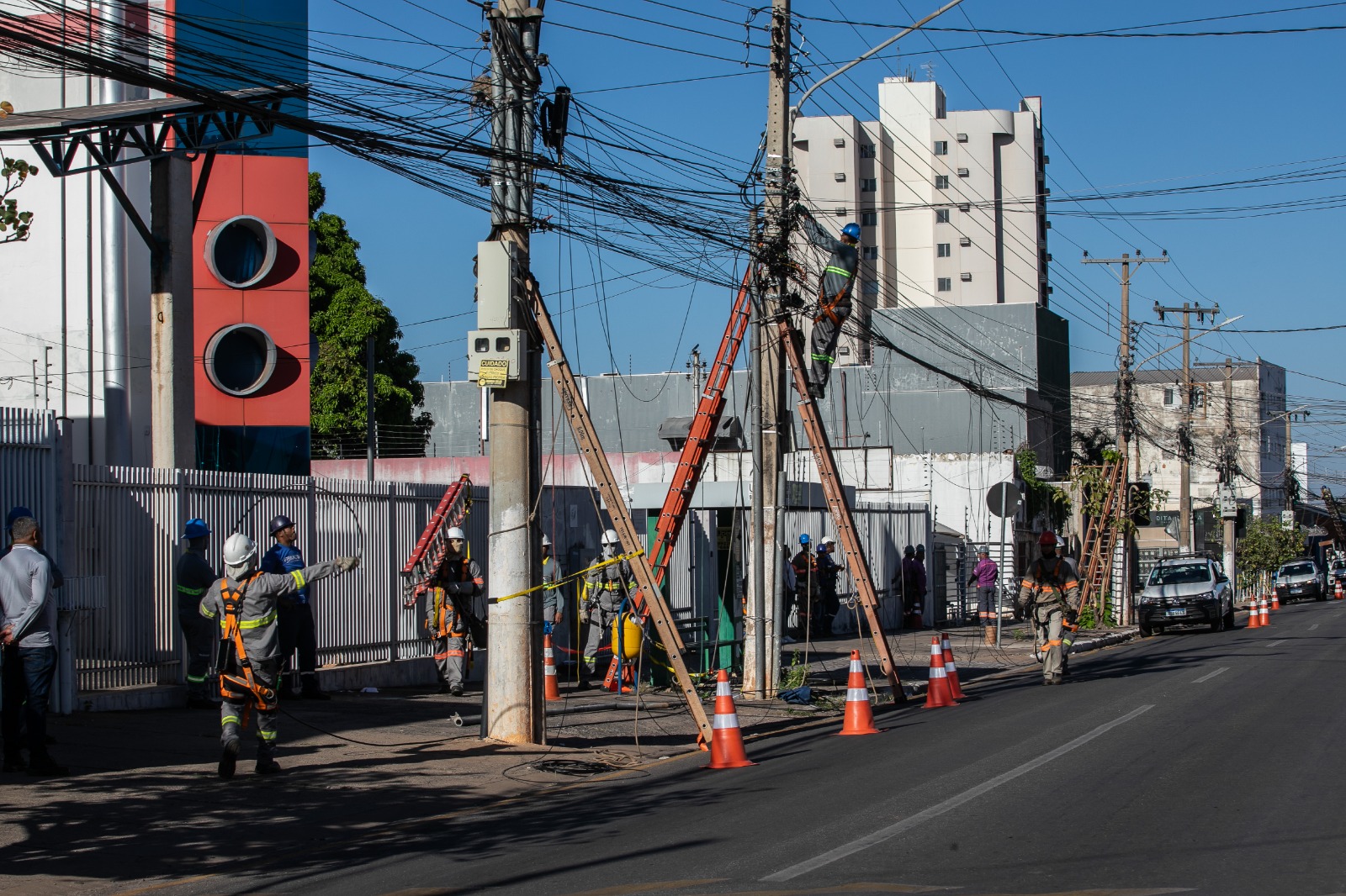 Procon orienta consumidores a exigir indenização por interrupções de internet e telefonia durante operações públicas