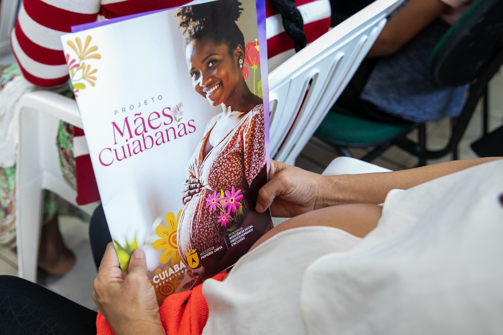 Programa Mães Cuiabana distribui 54 kits maternidade com orientações para gestantes em Cuiabá