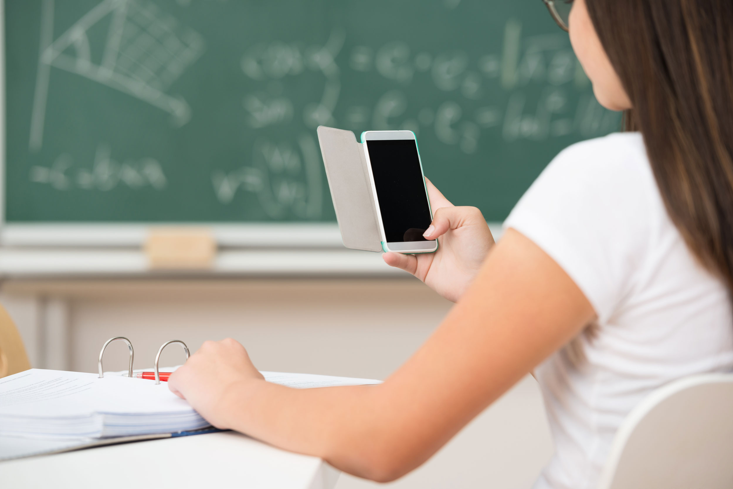 Projeto que proíbe uso de celulares em sala de aula é enviado para ALMT