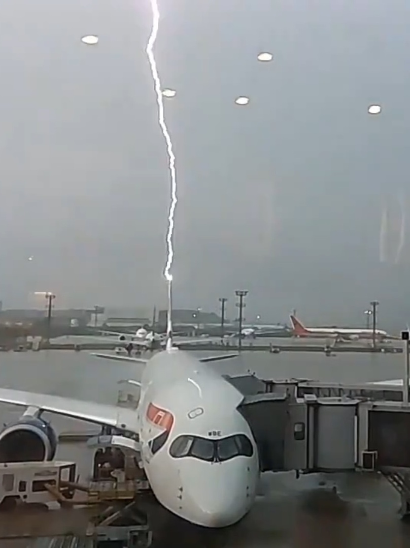 Raio Atinge Avião no Aeroporto Internacional de  Guarulhos