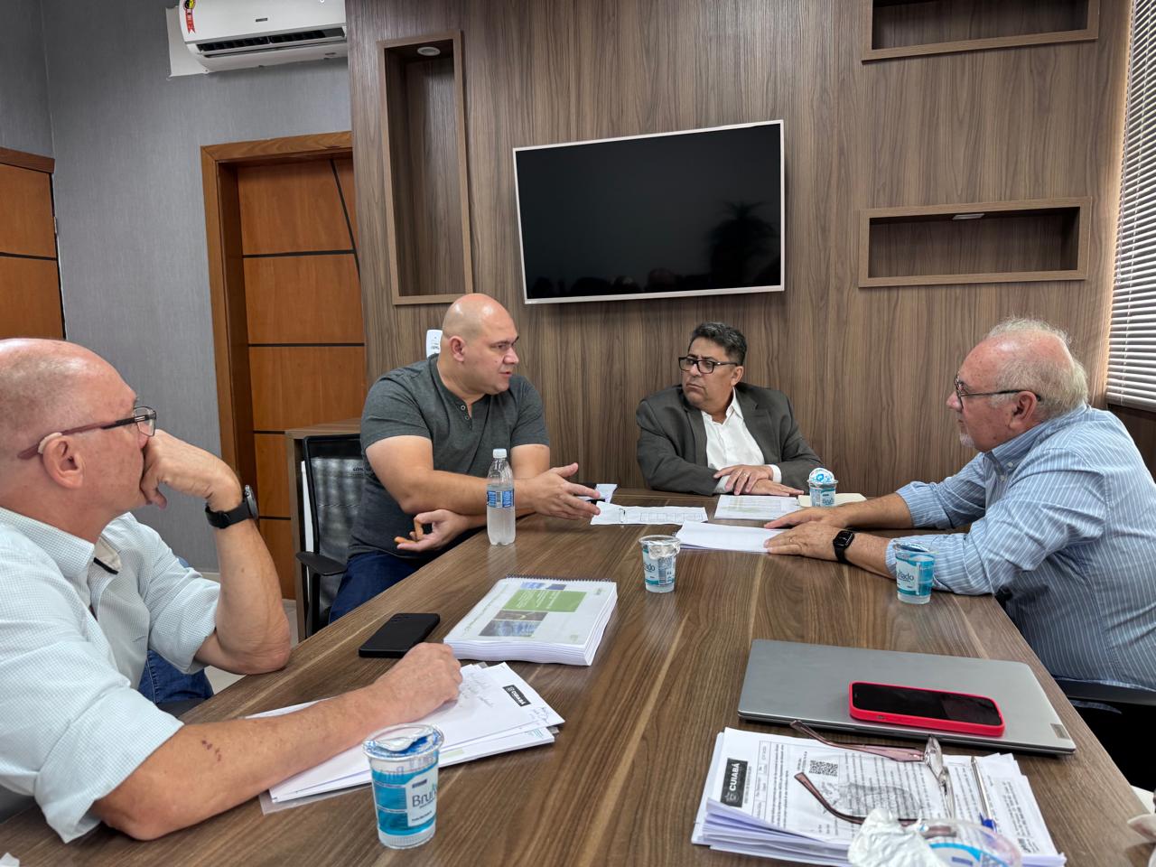 Reunião entre prefeito e Locar Ambiental garante pagamento de salários dos funcionários