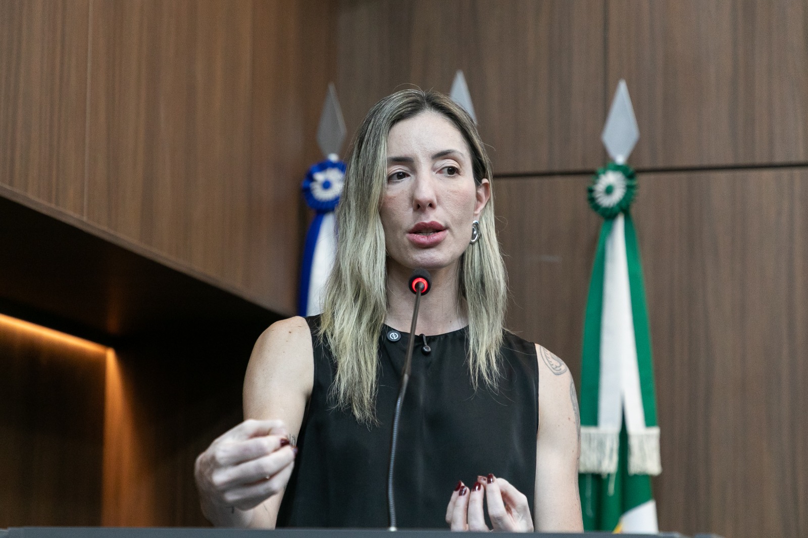 Secretária promete rigor contra empresas clandestinas e fios irregulares após acidente com secretário