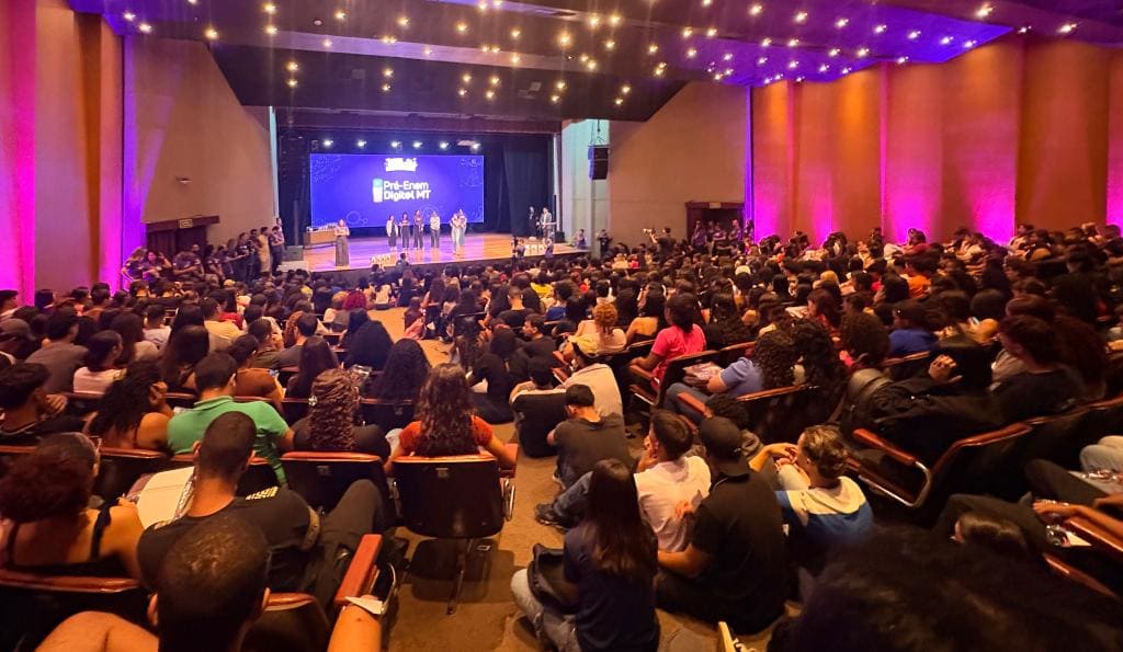 Seduc inicia as aulas e entrega de materiais do curso preparatório Pré-Enem Digit@l