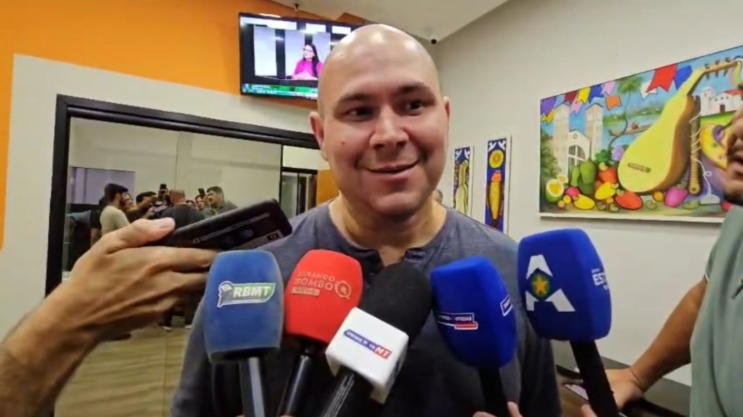 Uniformes viram munição política, e Abílio responde às críticas de vereador