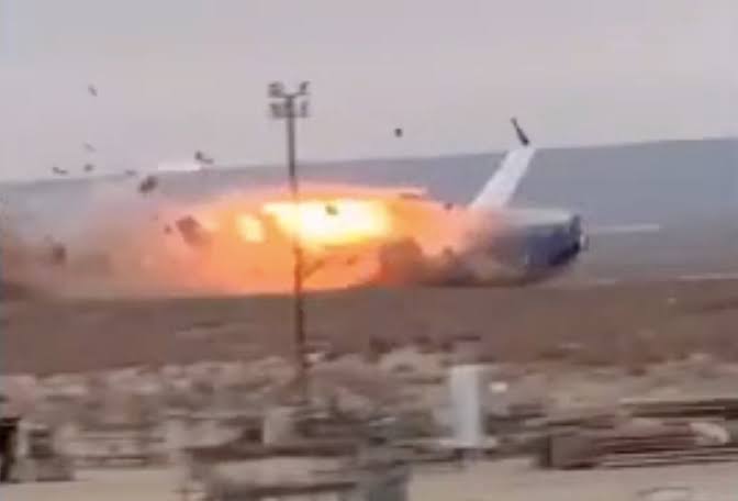 Veja o momento em que o avião da Embraer caiu no Cazaquistão