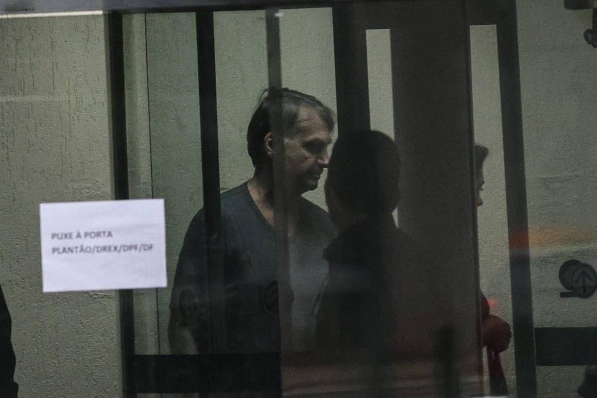 Vídeo: Bolsonaro aparece na portaria da PF, onde está preso, após visita de Michelle